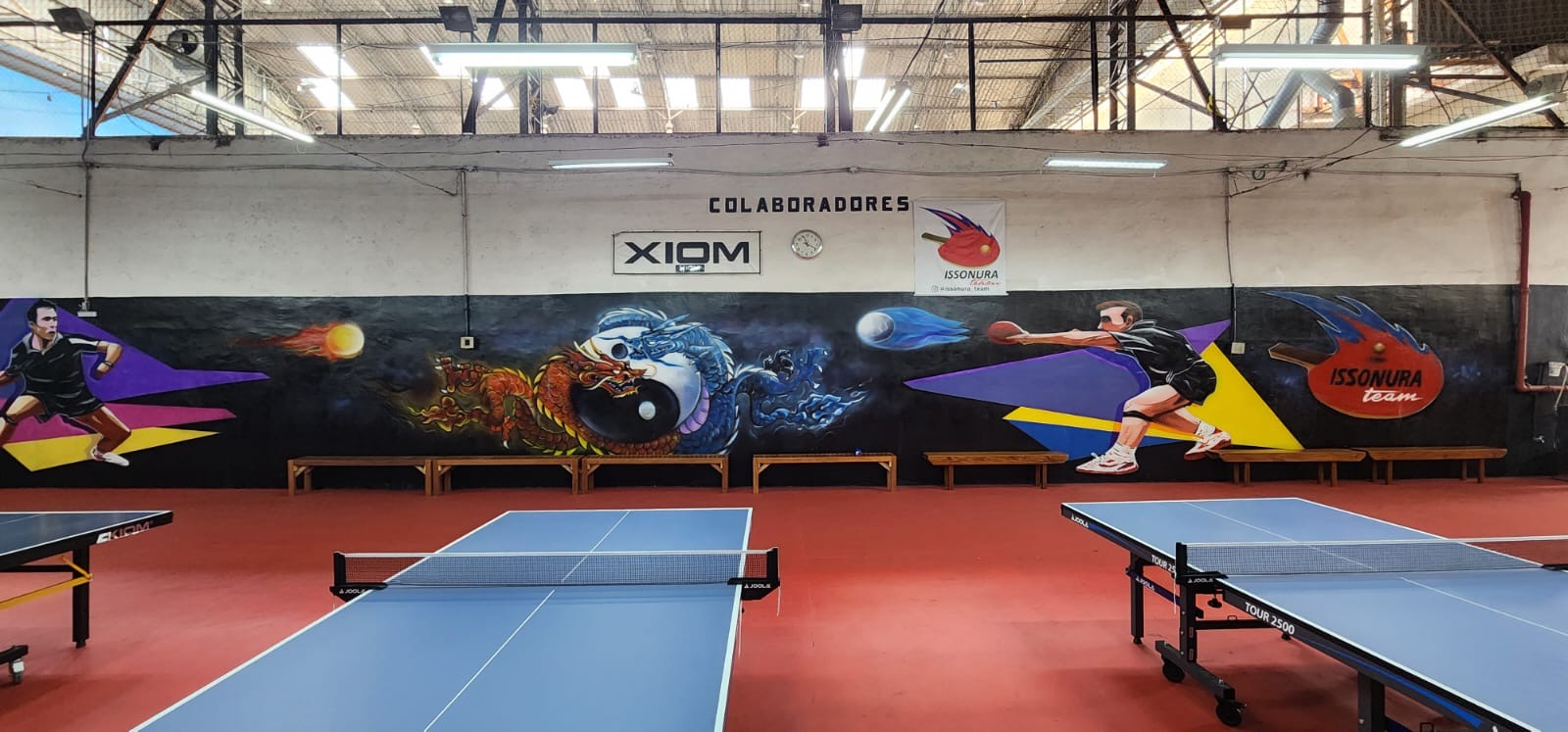 Foto da mesa de frente para parede do hugo calderano